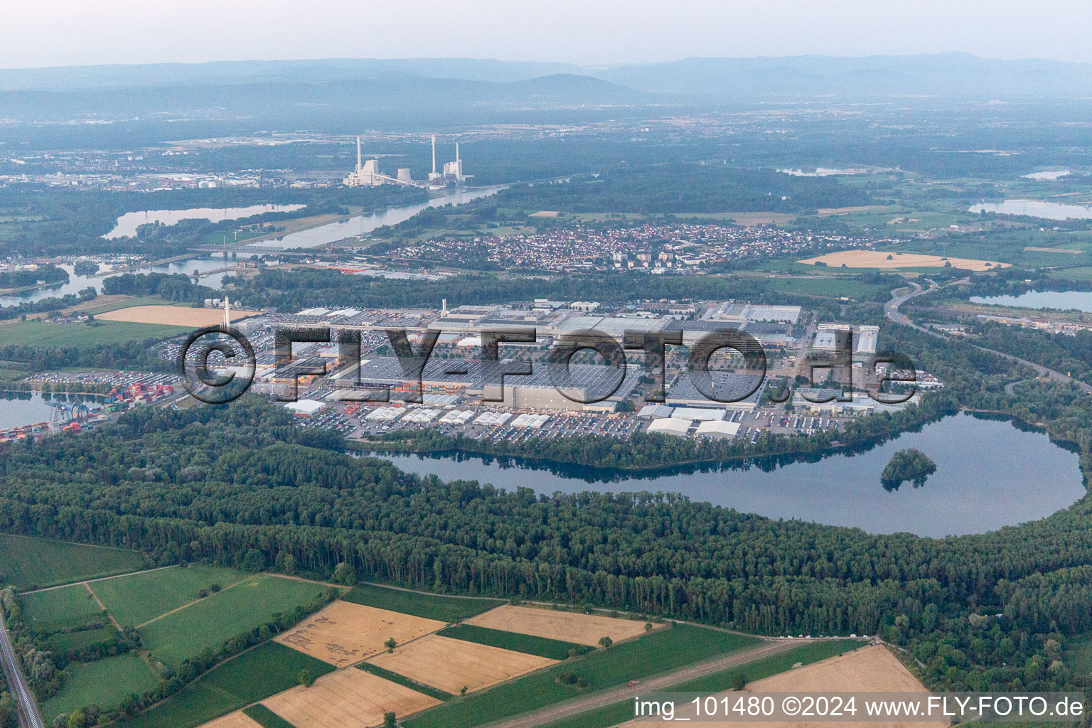 Wörth am Rhein dans le département Rhénanie-Palatinat, Allemagne du point de vue du drone