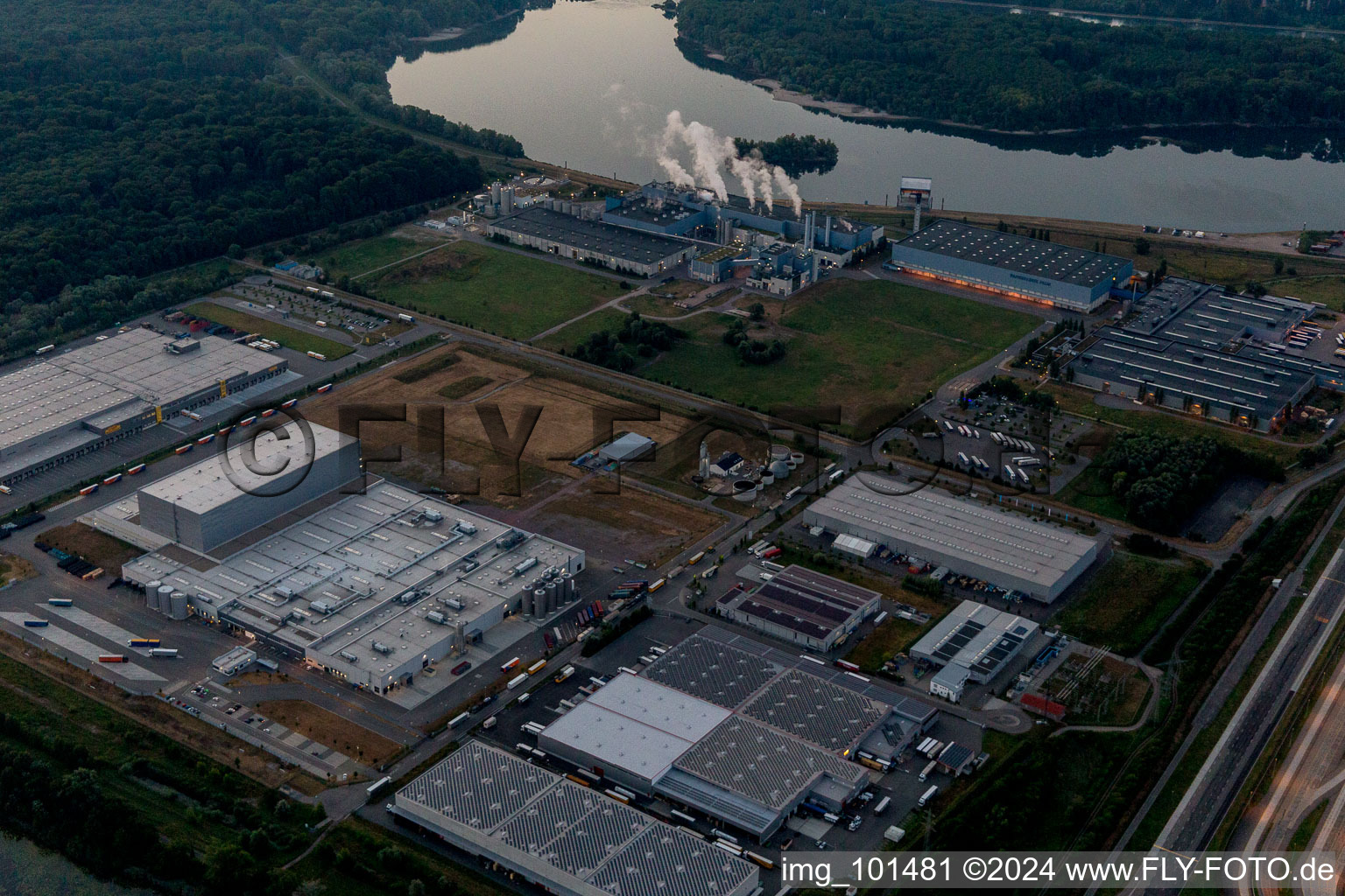 Vue aérienne de Zone industrielle et commerciale d'Oberwald à Wörth am Rhein dans le département Rhénanie-Palatinat, Allemagne