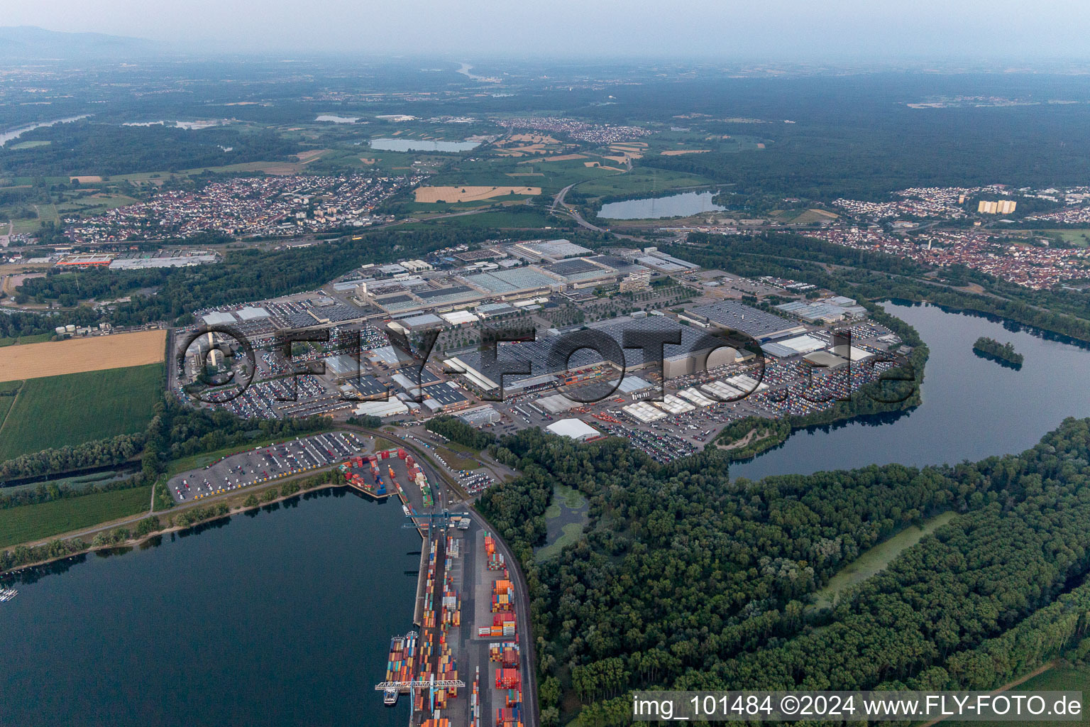 Vue aérienne de Locaux de l'usine Daimler AG, usine de camions dans le quartier Automobilwerk Wörth à le quartier Maximiliansau in Wörth am Rhein dans le département Rhénanie-Palatinat, Allemagne