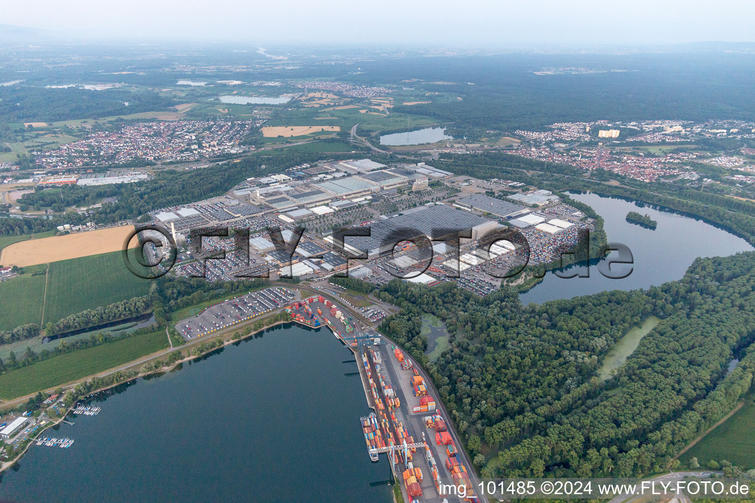 Vue aérienne de Daimler à le quartier Maximiliansau in Wörth am Rhein dans le département Rhénanie-Palatinat, Allemagne