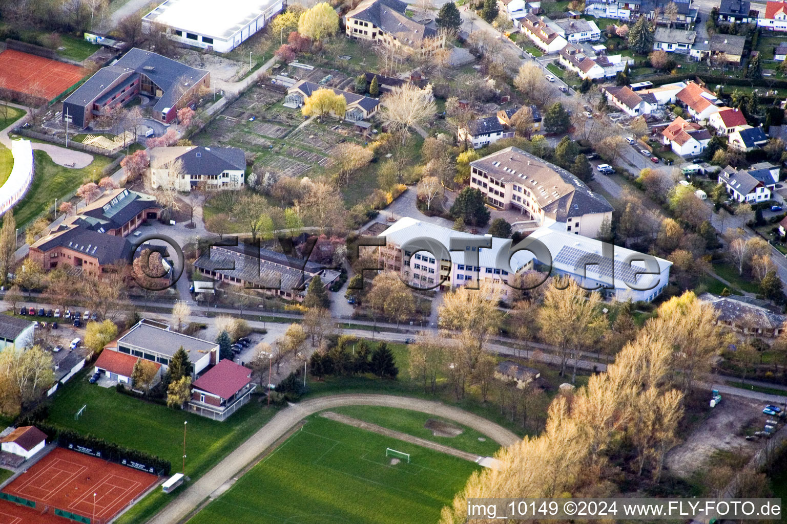 Vue aérienne de École Waldorf à le quartier Neckarau in Mannheim dans le département Bade-Wurtemberg, Allemagne