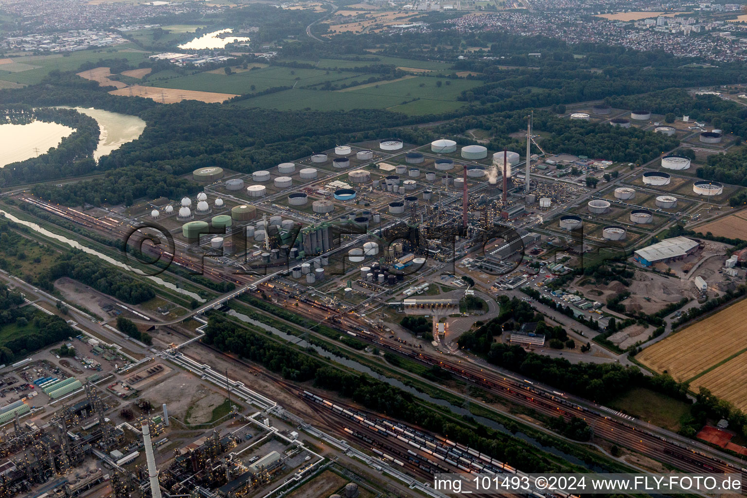 Photographie aérienne de Raffinerie de pétrole MIRO à le quartier Knielingen in Karlsruhe dans le département Bade-Wurtemberg, Allemagne