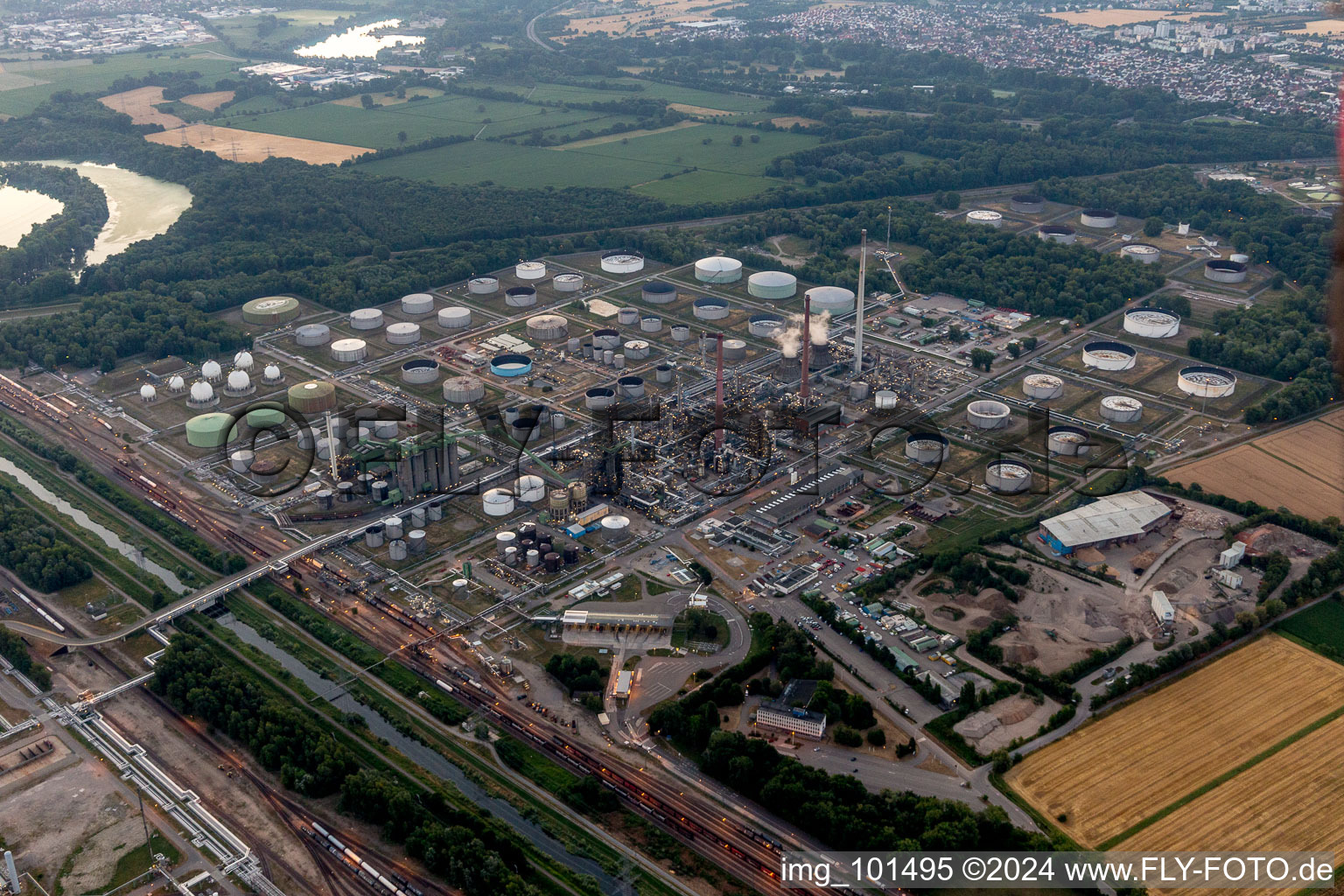 Vue oblique de Raffinerie de pétrole MIRO à le quartier Knielingen in Karlsruhe dans le département Bade-Wurtemberg, Allemagne