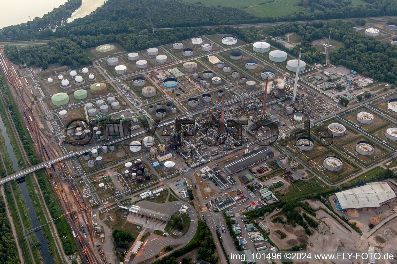 Photographie aérienne de Installations de raffinage et systèmes de canalisations chez le producteur d'huile minérale Mineralölraffinerie Oberrhein à le quartier Knielingen in Karlsruhe dans le département Bade-Wurtemberg, Allemagne