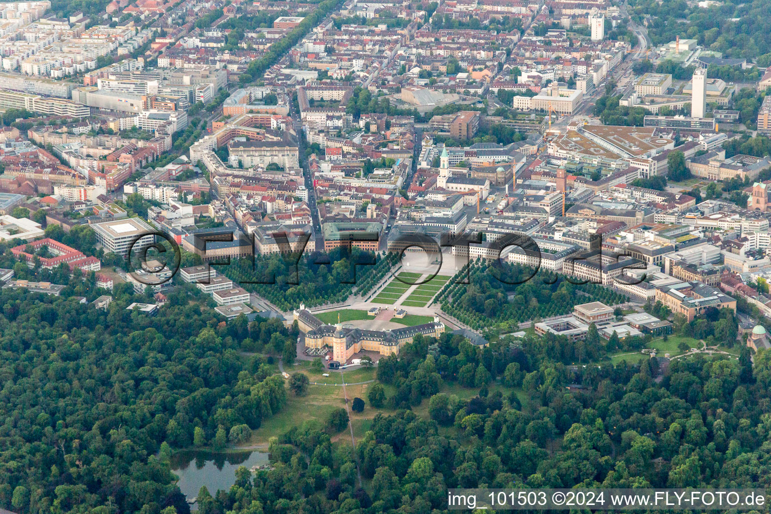 Vue oblique de Parc du château à le quartier Innenstadt-West in Karlsruhe dans le département Bade-Wurtemberg, Allemagne