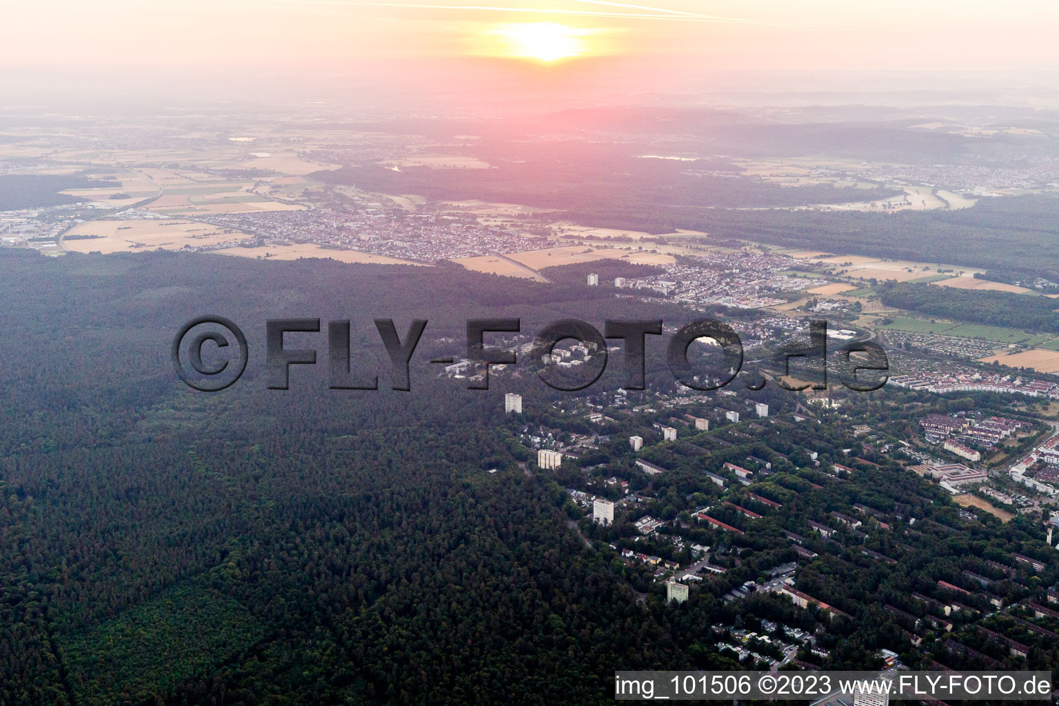 Vue aérienne de Lever du soleil à le quartier Waldstadt in Karlsruhe dans le département Bade-Wurtemberg, Allemagne
