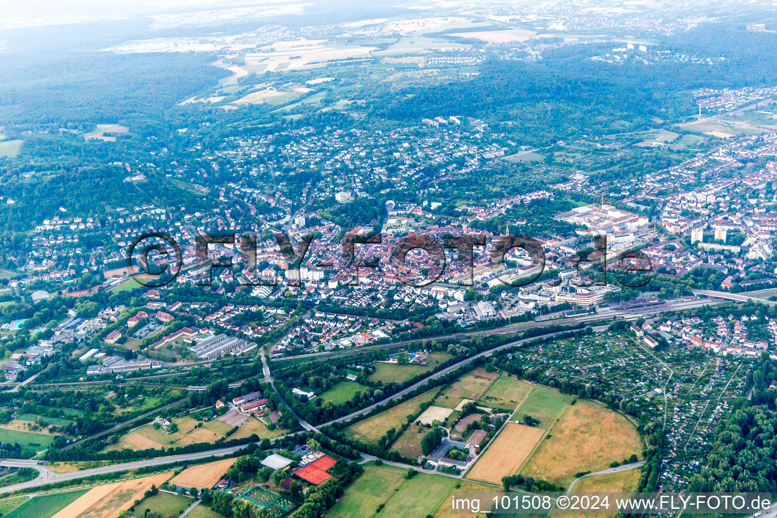 Enregistrement par drone de Quartier Grötzingen in Karlsruhe dans le département Bade-Wurtemberg, Allemagne