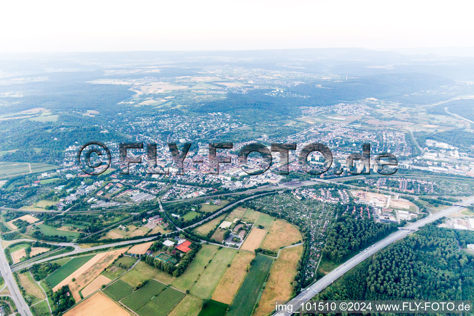 Quartier Grötzingen in Karlsruhe dans le département Bade-Wurtemberg, Allemagne du point de vue du drone