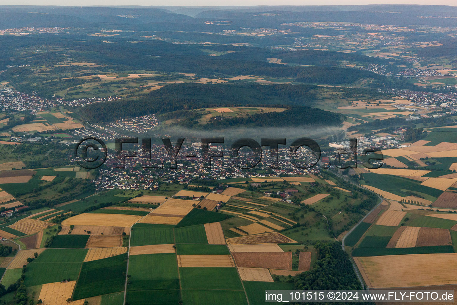 Vue aérienne de Brume précoce dans Königsbach à le quartier Königsbach in Königsbach-Stein dans le département Bade-Wurtemberg, Allemagne