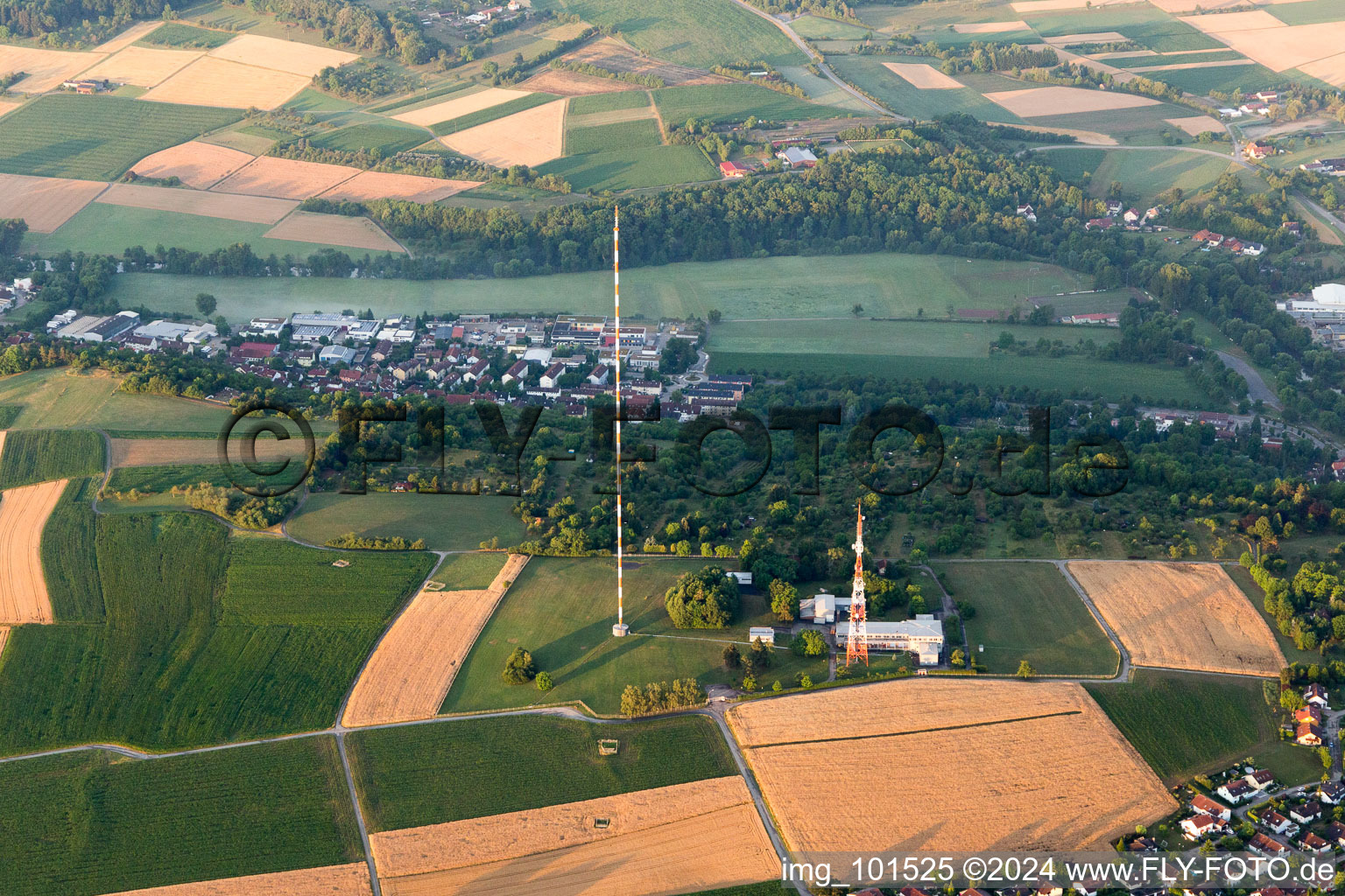 Vue aérienne de Tour radio à mât en acier et système émetteur comme émetteur réseau de base Mühlacker à Mühlacker dans le département Bade-Wurtemberg, Allemagne