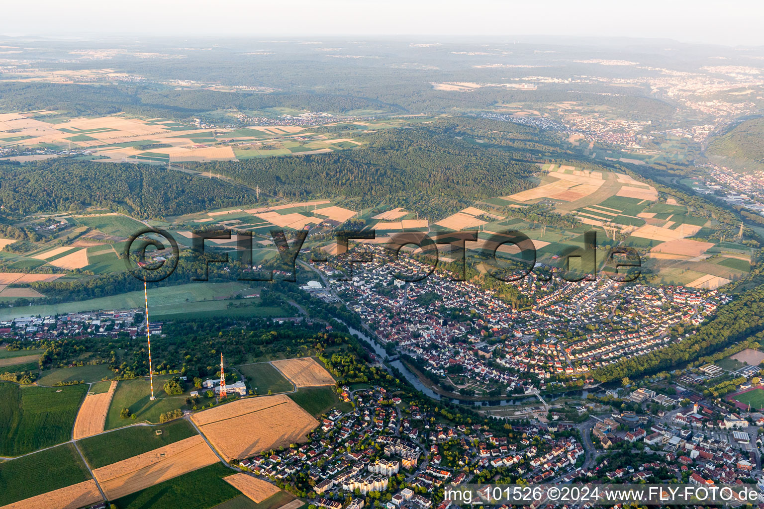 Vue aérienne de Tour radio à mât en acier et système émetteur comme émetteur réseau de base Mühlacker à Mühlacker dans le département Bade-Wurtemberg, Allemagne