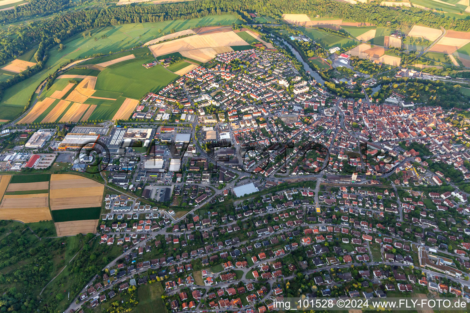 Vue aérienne de Vue des rues et des maisons des quartiers résidentiels à Vaihingen an der Enz dans le département Bade-Wurtemberg, Allemagne