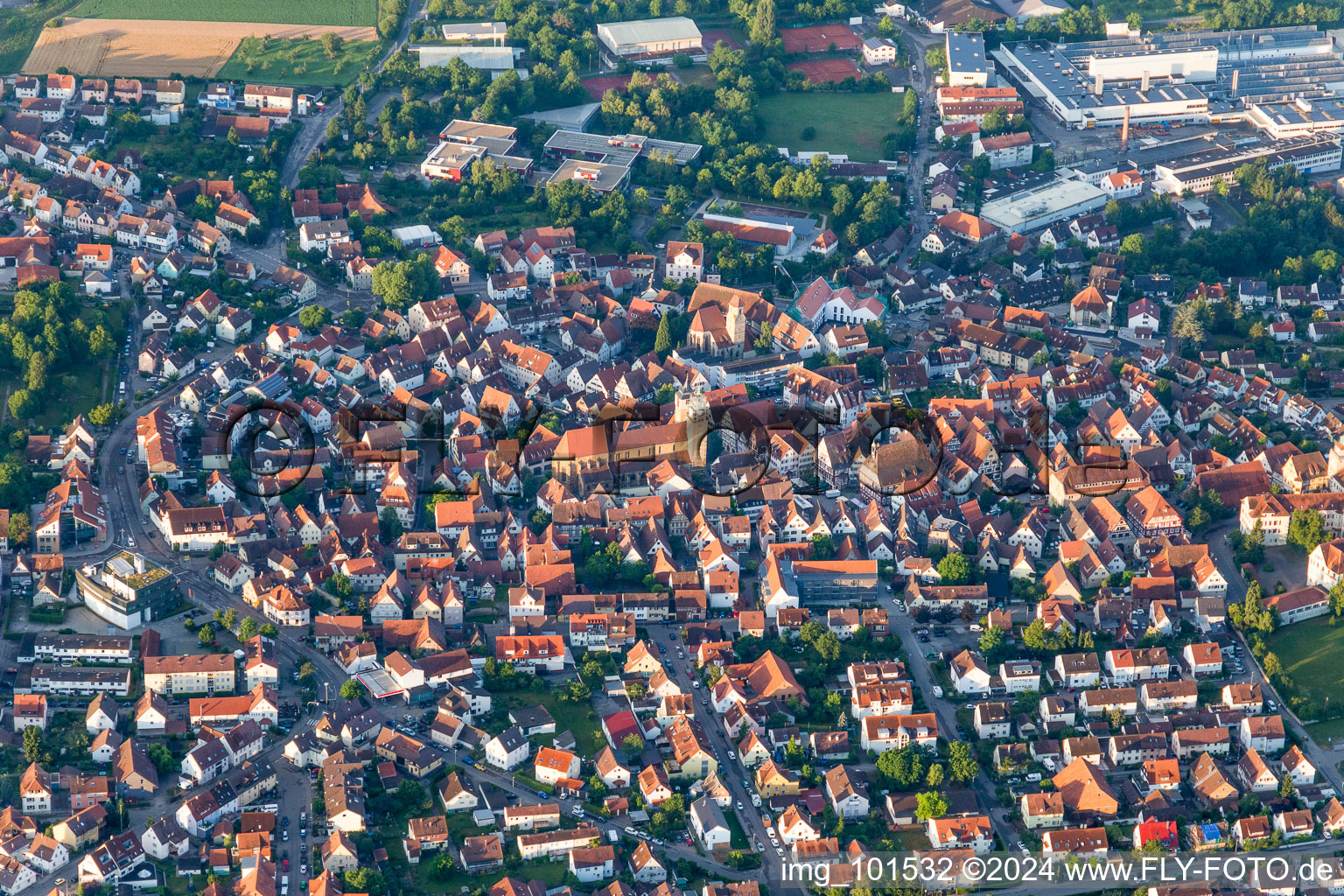 Vue aérienne de Vieille ville et centre-ville à Markgröningen dans le département Bade-Wurtemberg, Allemagne