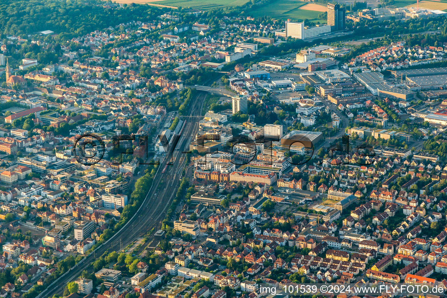 Vue aérienne de Bâtiment de la gare et voies de la station S-Bahn de la MHP Arena à Ludwigsburg dans le département Bade-Wurtemberg, Allemagne