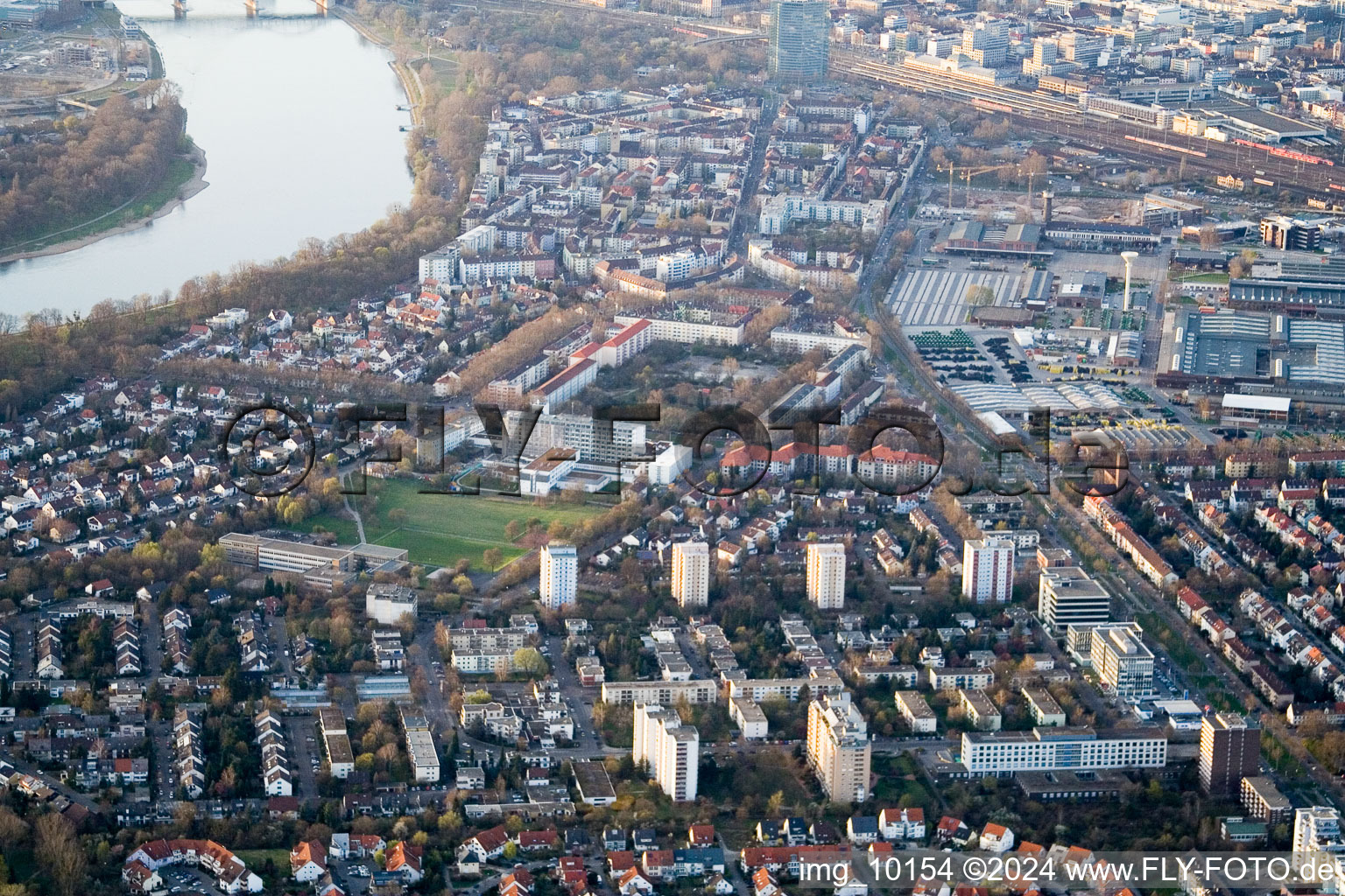 Vue aérienne de Lindenhof à le quartier Niederfeld in Mannheim dans le département Bade-Wurtemberg, Allemagne