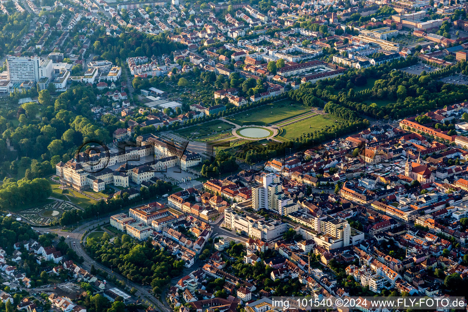 Vue aérienne de Parc du palais baroque fleuri du Schloss Residenzschloss Ludwigsburg et Favoritepark à Ludwigsburg dans le département Bade-Wurtemberg, Allemagne