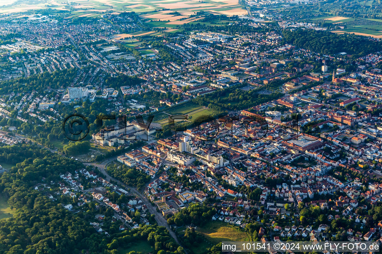 Vue aérienne de Parc du palais baroque fleuri du Schloss Residenzschloss Ludwigsburg et Favoritepark à Ludwigsburg dans le département Bade-Wurtemberg, Allemagne