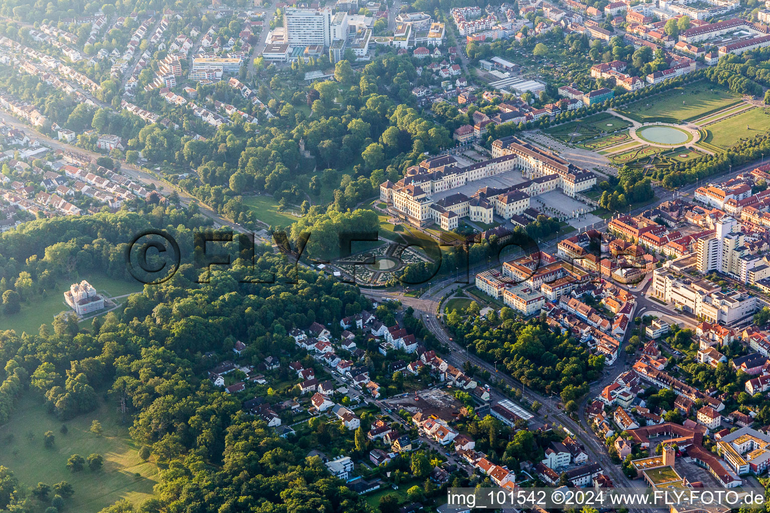 Photographie aérienne de Parc du palais baroque fleuri du Schloss Residenzschloss Ludwigsburg et Favoritepark à Ludwigsburg dans le département Bade-Wurtemberg, Allemagne