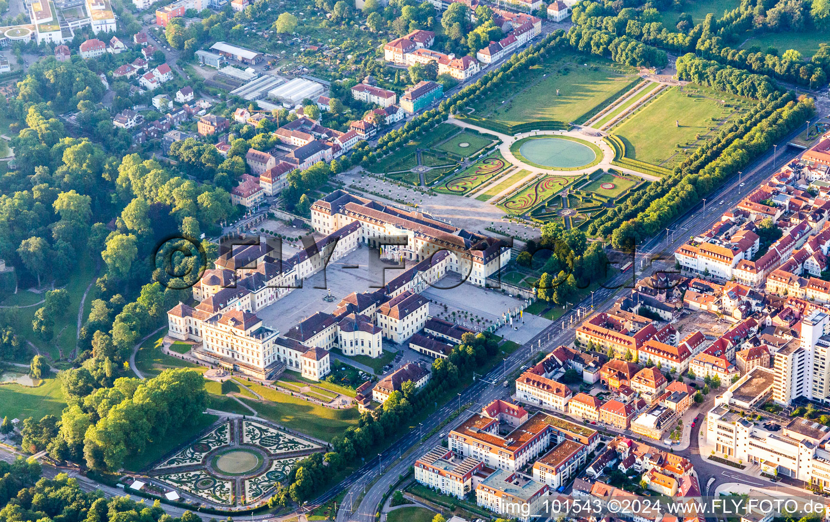 Vue oblique de Parc du palais baroque fleuri du Schloss Residenzschloss Ludwigsburg et Favoritepark à Ludwigsburg dans le département Bade-Wurtemberg, Allemagne