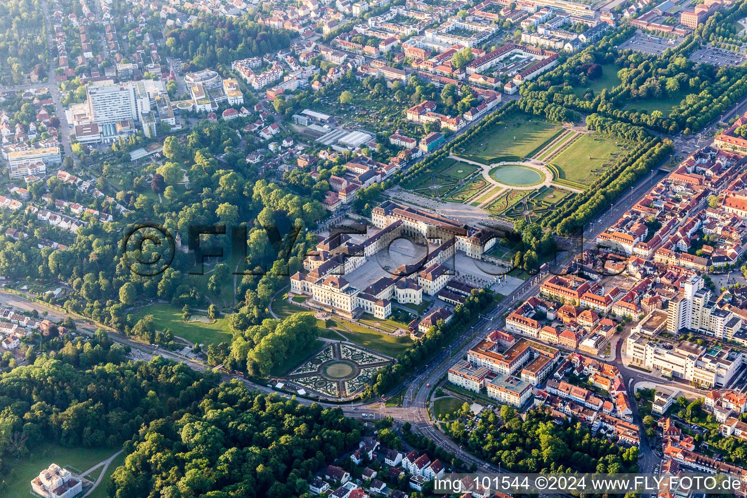 Parc du palais baroque fleuri du Schloss Residenzschloss Ludwigsburg et Favoritepark à Ludwigsburg dans le département Bade-Wurtemberg, Allemagne d'en haut