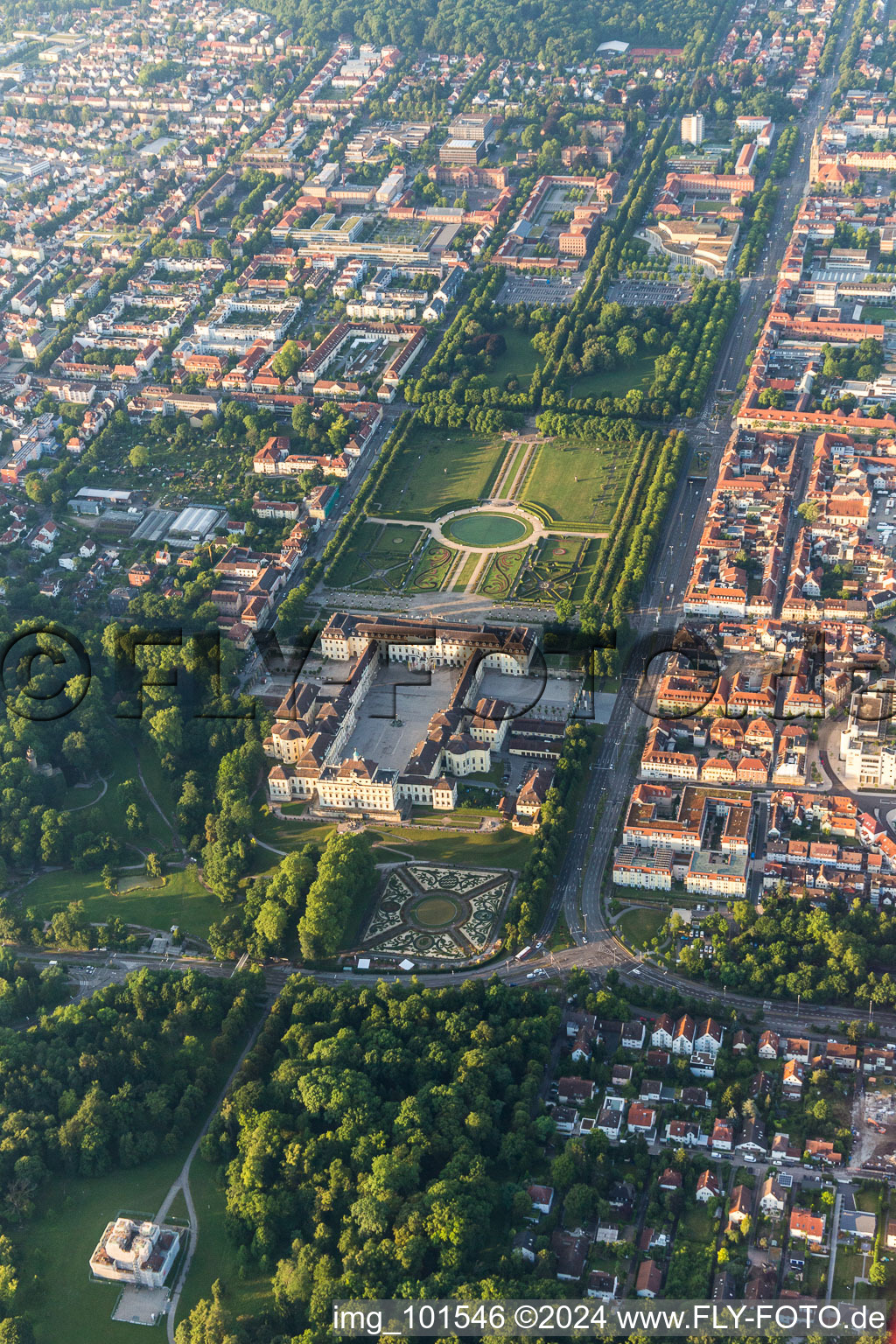 Parc du palais baroque fleuri du Schloss Residenzschloss Ludwigsburg et Favoritepark à Ludwigsburg dans le département Bade-Wurtemberg, Allemagne hors des airs