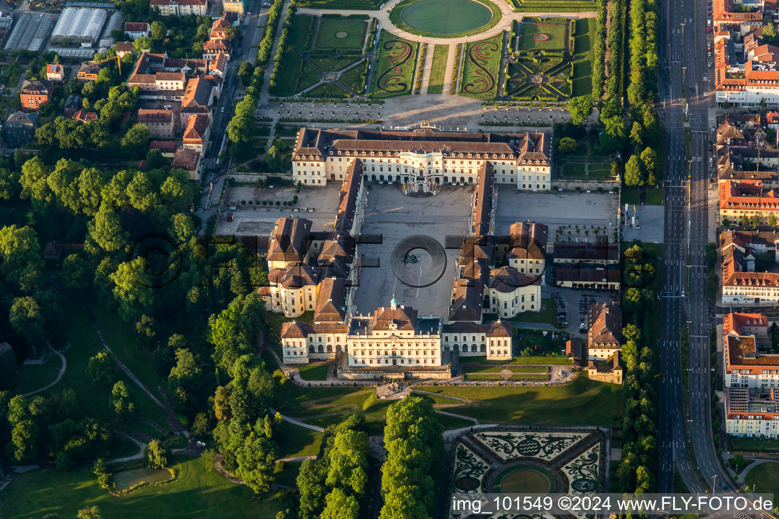 Parc du palais baroque fleuri du Schloss Residenzschloss Ludwigsburg et Favoritepark à Ludwigsburg dans le département Bade-Wurtemberg, Allemagne vue d'en haut