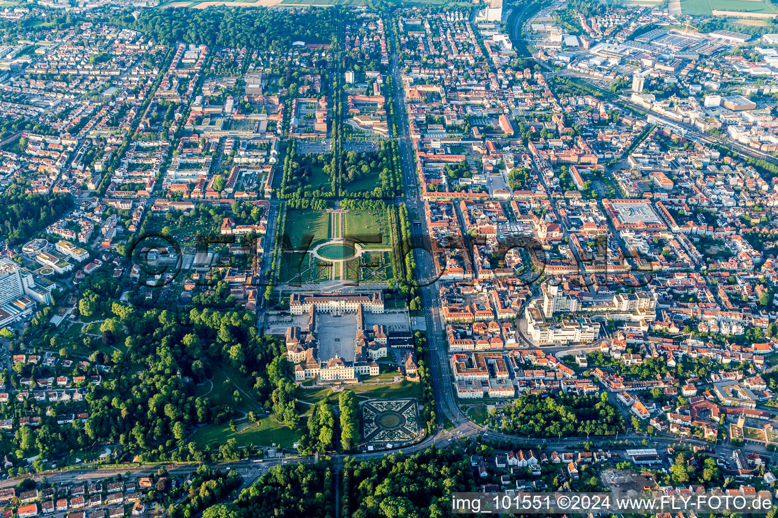 Vue aérienne de Parc du château du Schloss Residenzschloss Ludwigsburg et exposition de jardins Blooming Baroque à Ludwigsburg dans le département Bade-Wurtemberg, Allemagne