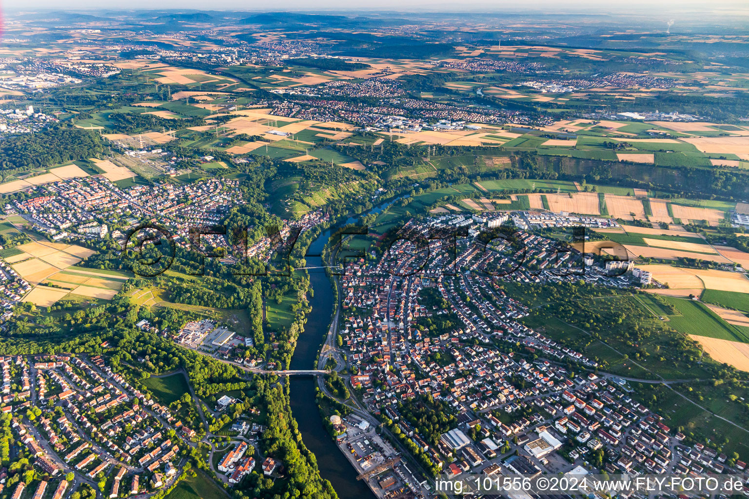 Vue aérienne de Boucle courbe des berges le long du fleuve Neckar à le quartier Neckarweihingen in Ludwigsburg dans le département Bade-Wurtemberg, Allemagne