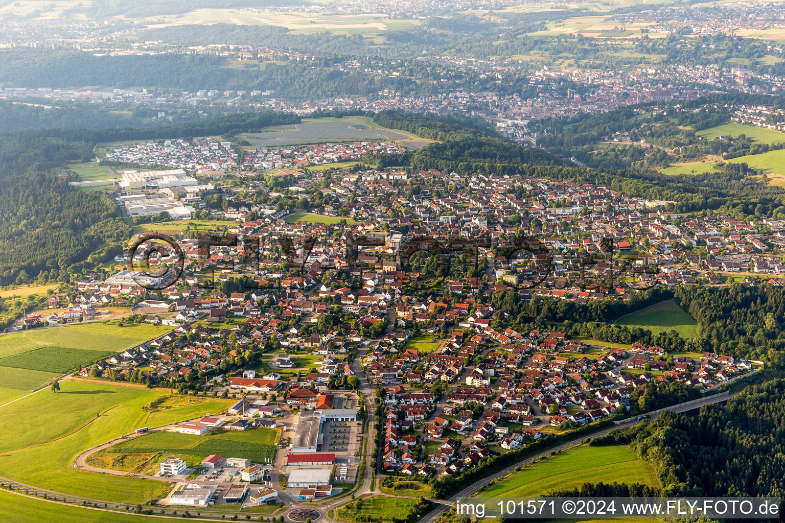 Vue aérienne de Vue des rues et des maisons des quartiers résidentiels à Mutlangen dans le département Bade-Wurtemberg, Allemagne