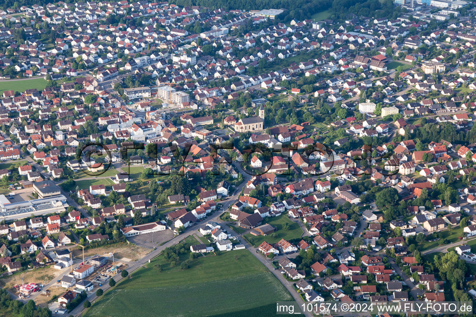 Vue aérienne de Vue des rues et des maisons des quartiers résidentiels à Mutlangen dans le département Bade-Wurtemberg, Allemagne