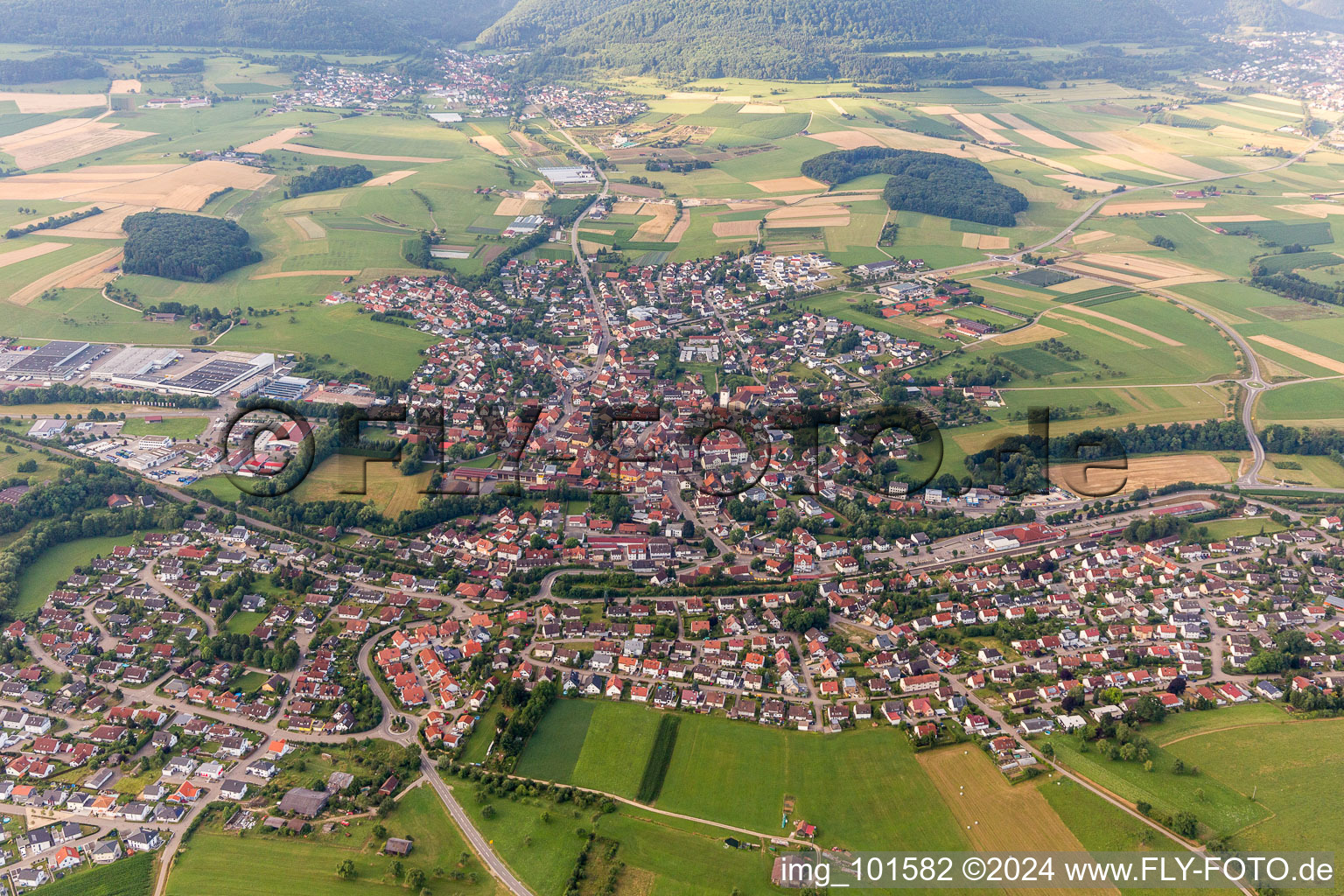 Vue aérienne de Vue des rues et des maisons des quartiers résidentiels à Mögglingen dans le département Bade-Wurtemberg, Allemagne