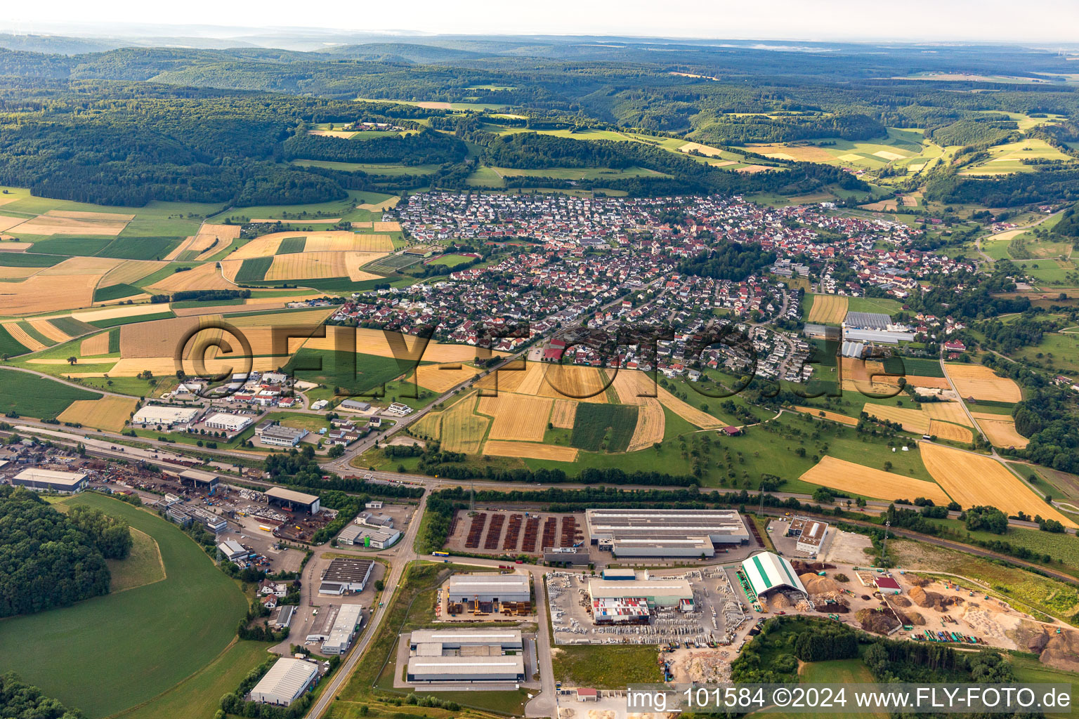 Vue d'oiseau de Essingen dans le département Bade-Wurtemberg, Allemagne