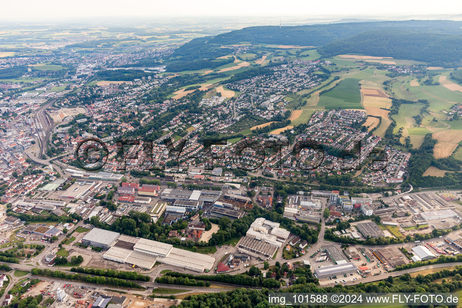 Vue aérienne de Vue des rues et des maisons des quartiers résidentiels à Aalen dans le département Bade-Wurtemberg, Allemagne