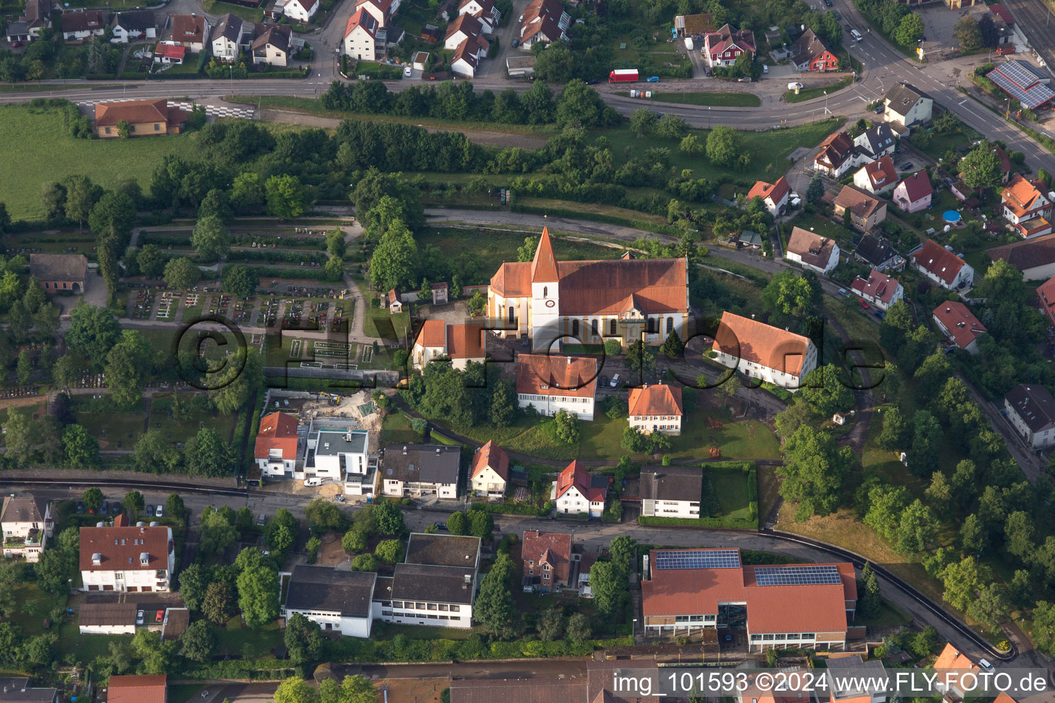 Vue aérienne de Bâtiment de l'église Sainte-Marie au centre du village à le quartier Unterkochen in Aalen dans le département Bade-Wurtemberg, Allemagne