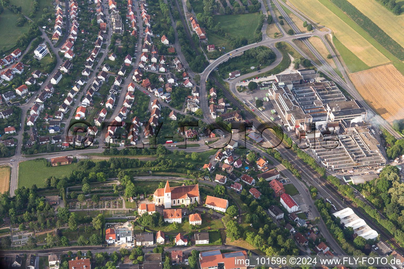 Vue aérienne de Bâtiment de l'église Sainte-Marie au centre du village à le quartier Unterkochen in Aalen dans le département Bade-Wurtemberg, Allemagne