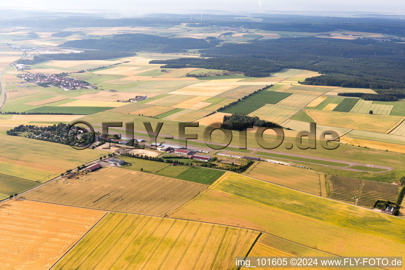 Vue aérienne de Neresheim, aérodrome à Elchingen auf dem Härtsfeld dans le département Bade-Wurtemberg, Allemagne