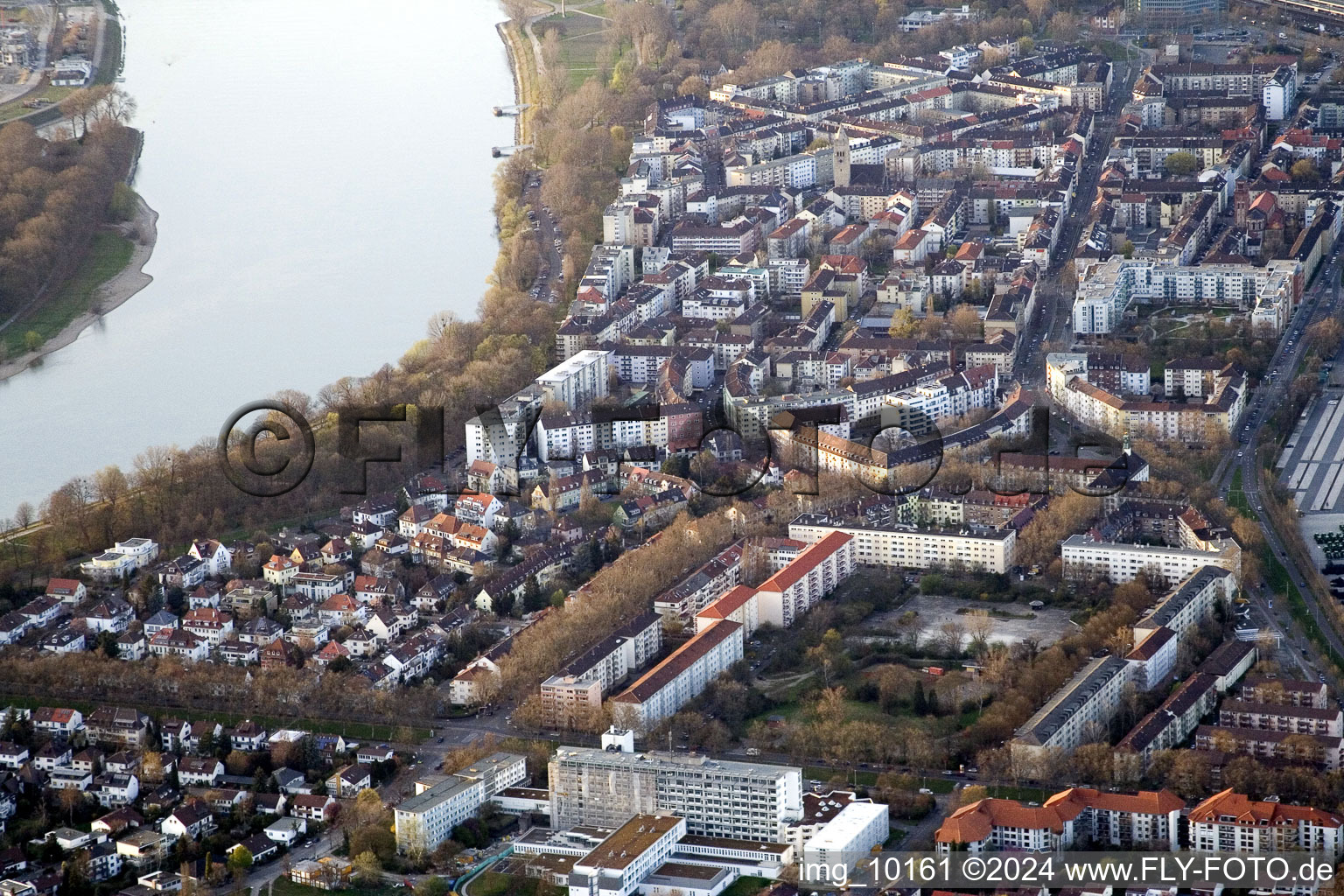 Vue aérienne de Stephanienufer, Pfalzplatz, Diaconesses KH à le quartier Lindenhof in Mannheim dans le département Bade-Wurtemberg, Allemagne