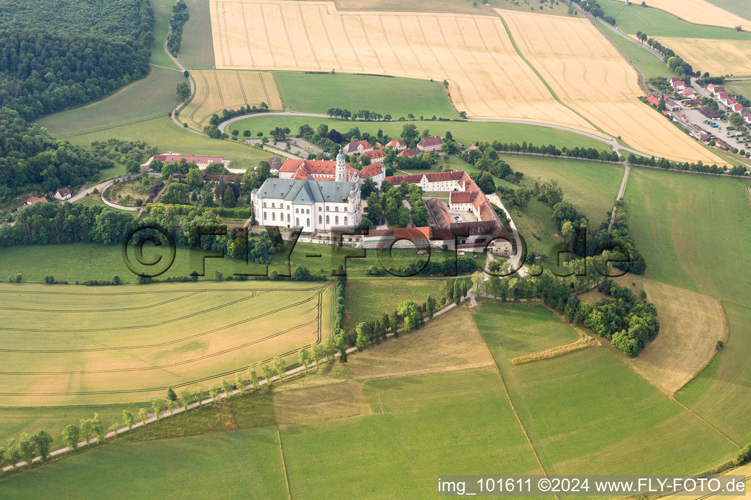 Vue aérienne de Ensemble immobilier du monastère et du musée Neresheim à Neresheim dans le département Bade-Wurtemberg, Allemagne