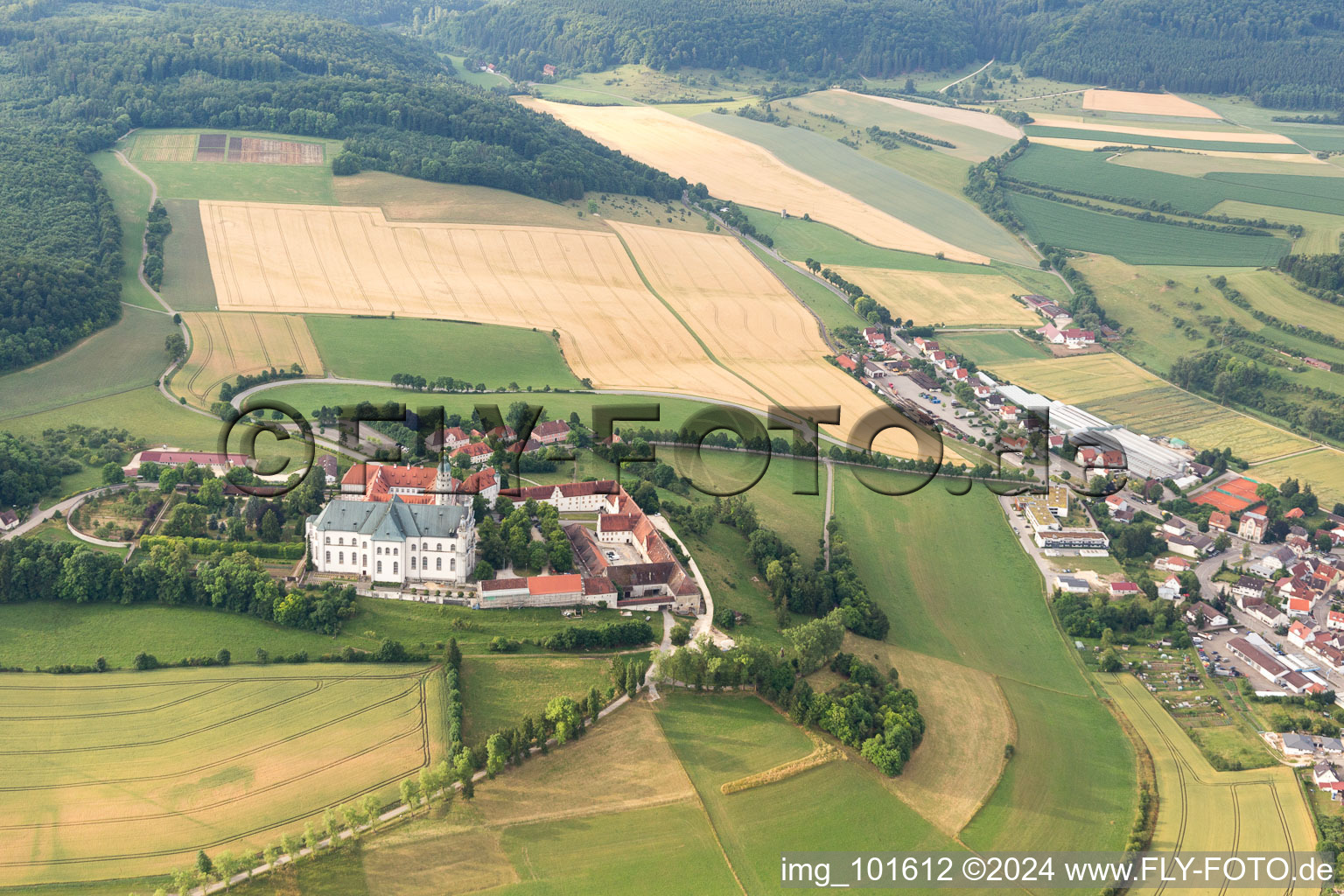 Vue aérienne de Ensemble immobilier du monastère et du musée Neresheim à Neresheim dans le département Bade-Wurtemberg, Allemagne