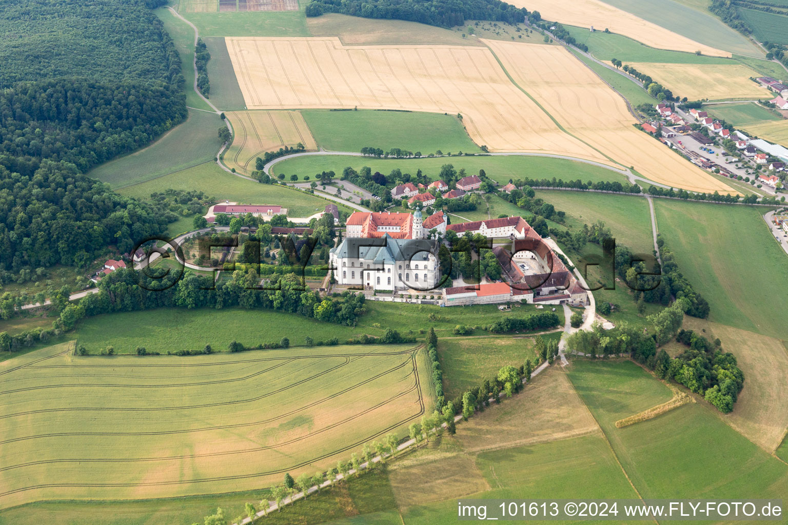 Photographie aérienne de Ensemble immobilier du monastère et du musée Neresheim à Neresheim dans le département Bade-Wurtemberg, Allemagne