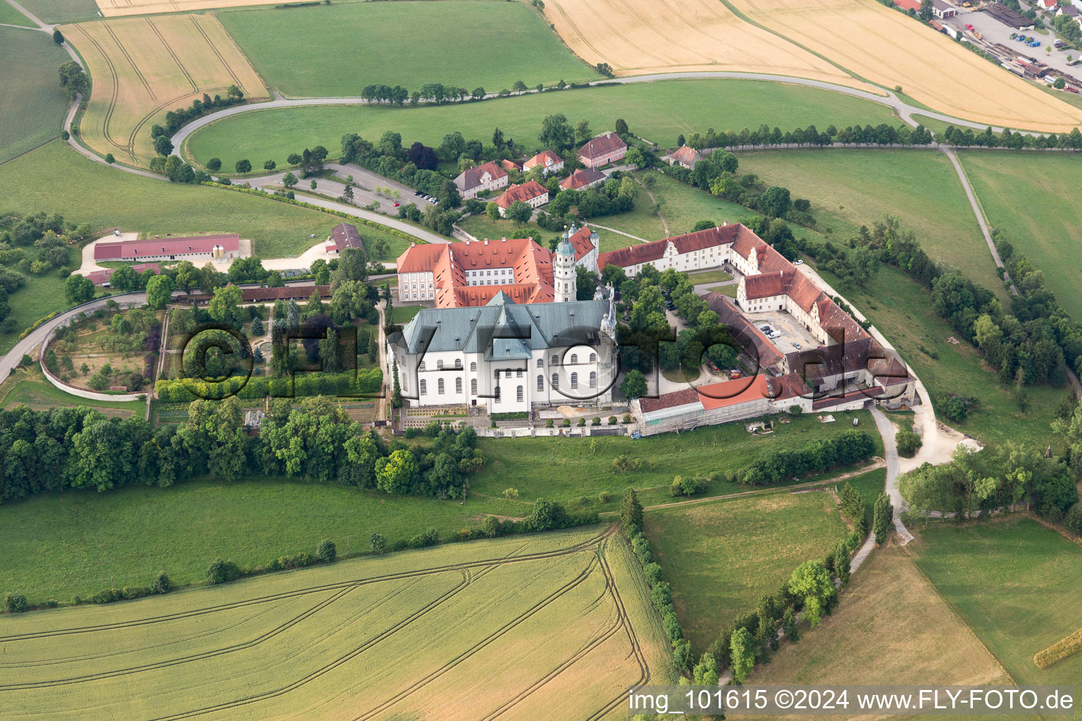 Vue aérienne de Monastère à Neresheim dans le département Bade-Wurtemberg, Allemagne