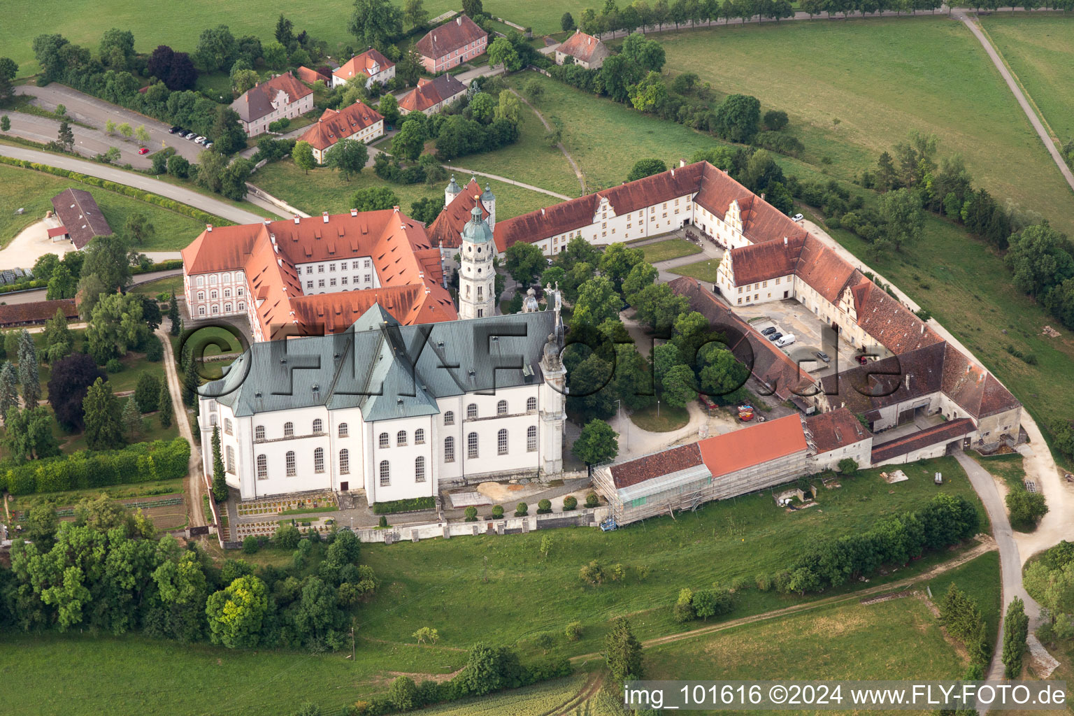 Ensemble immobilier du monastère et du musée Neresheim à Neresheim dans le département Bade-Wurtemberg, Allemagne d'en haut