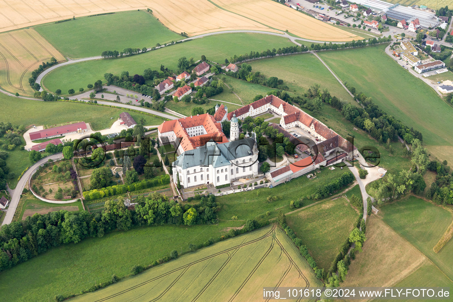 Vue aérienne de Monastère à Neresheim dans le département Bade-Wurtemberg, Allemagne