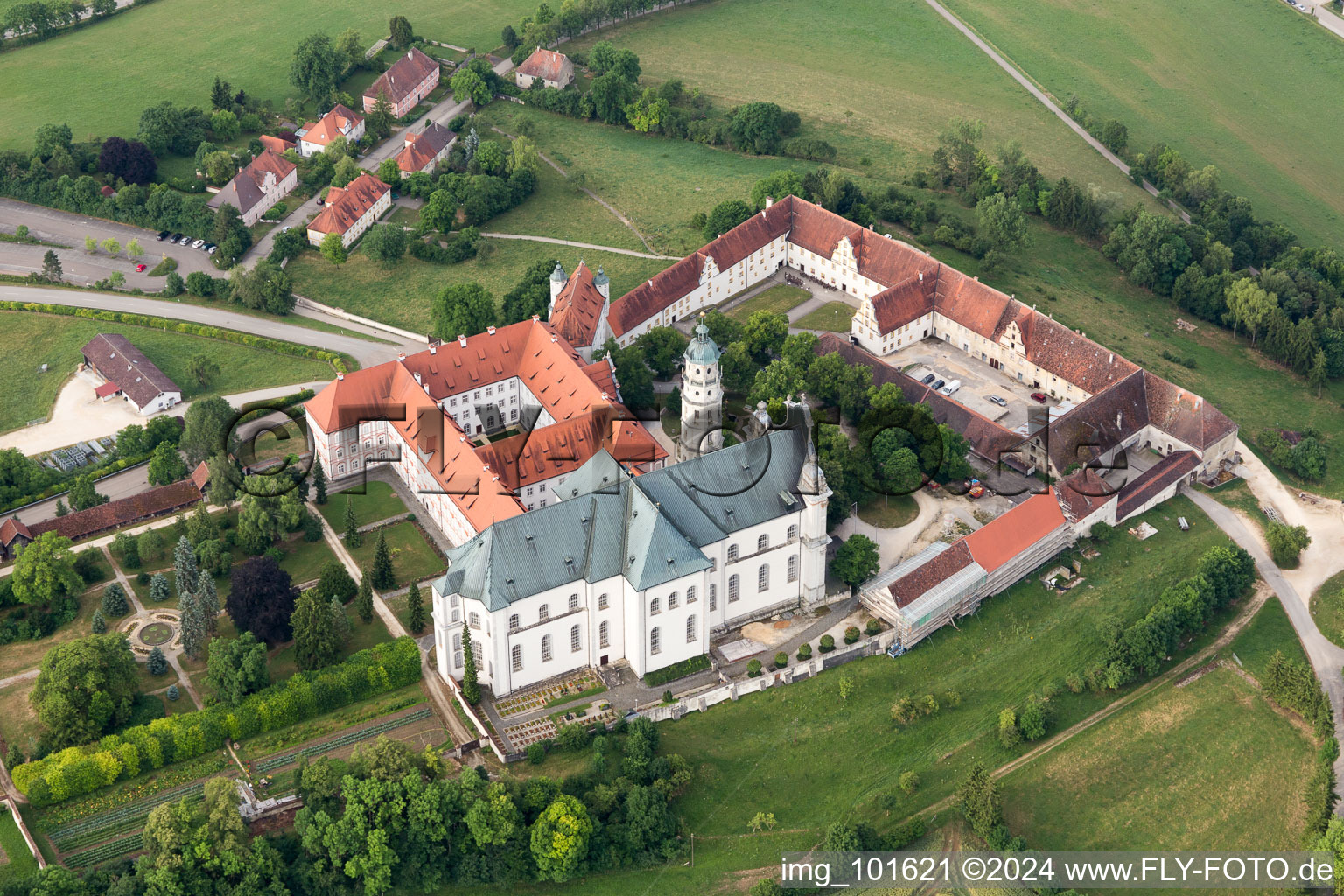 Ensemble immobilier du monastère et du musée Neresheim à Neresheim dans le département Bade-Wurtemberg, Allemagne hors des airs