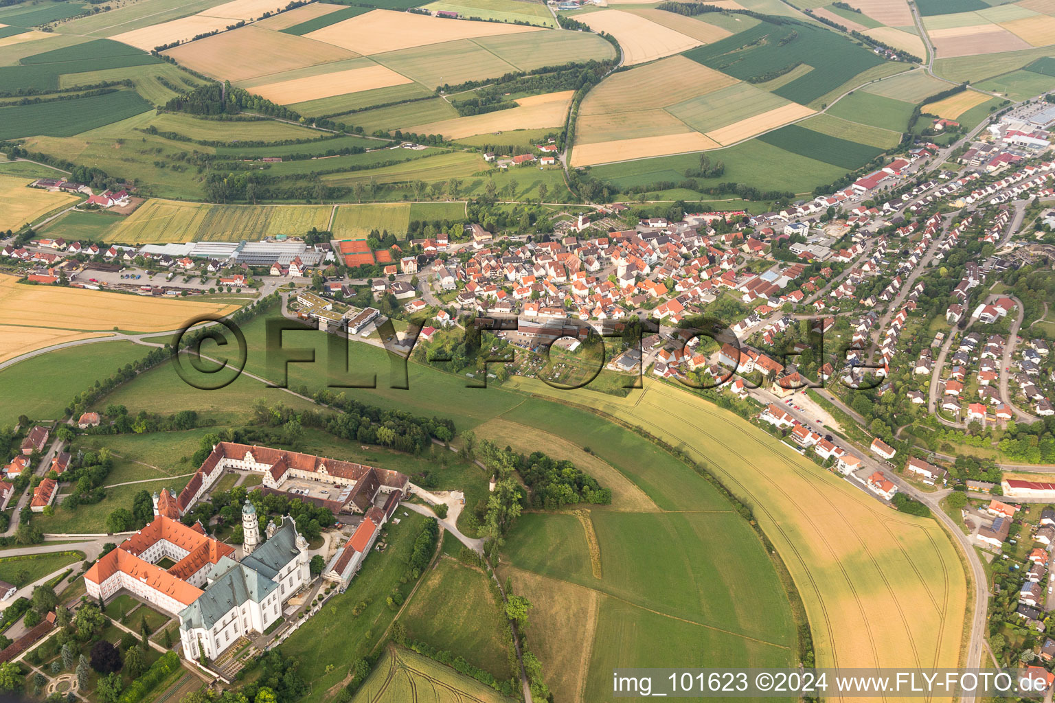 Ensemble immobilier du monastère et du musée Neresheim à Neresheim dans le département Bade-Wurtemberg, Allemagne vue d'en haut