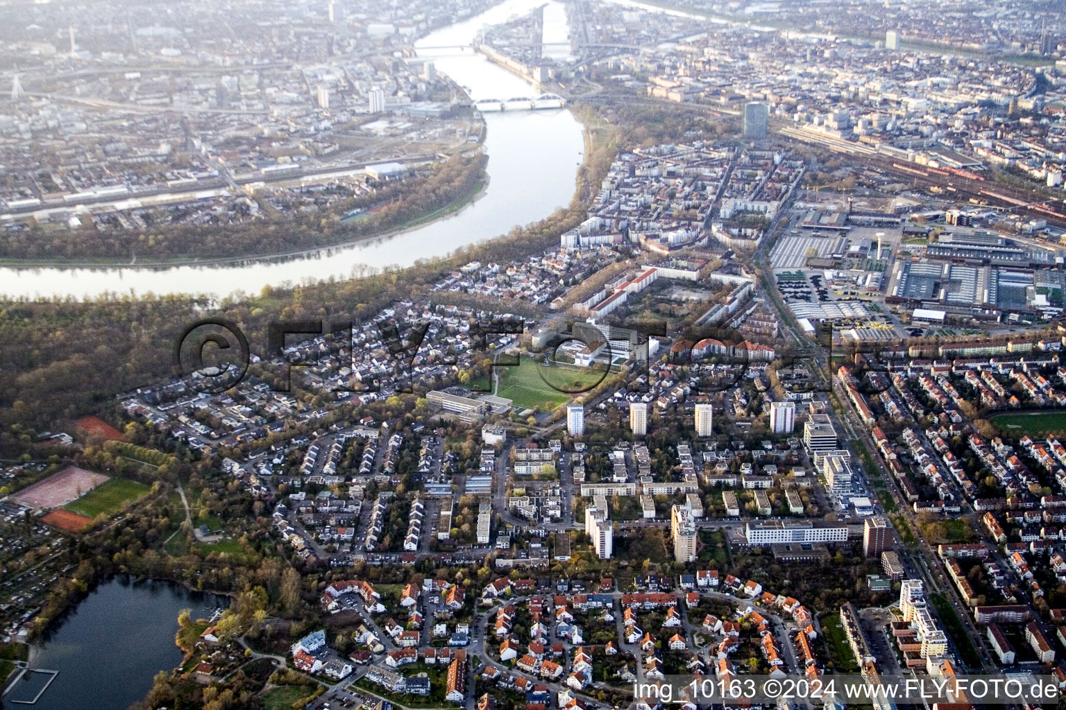 Vue aérienne de Niederfeld, Almenhof, Lanz-KH à le quartier Lindenhof in Mannheim dans le département Bade-Wurtemberg, Allemagne