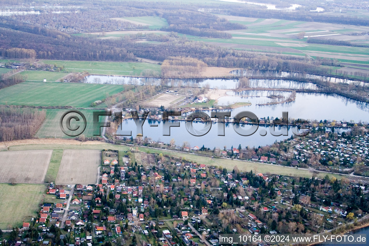 Zone de loisirs Bleu Adriatique à Altrip dans le département Rhénanie-Palatinat, Allemagne du point de vue du drone