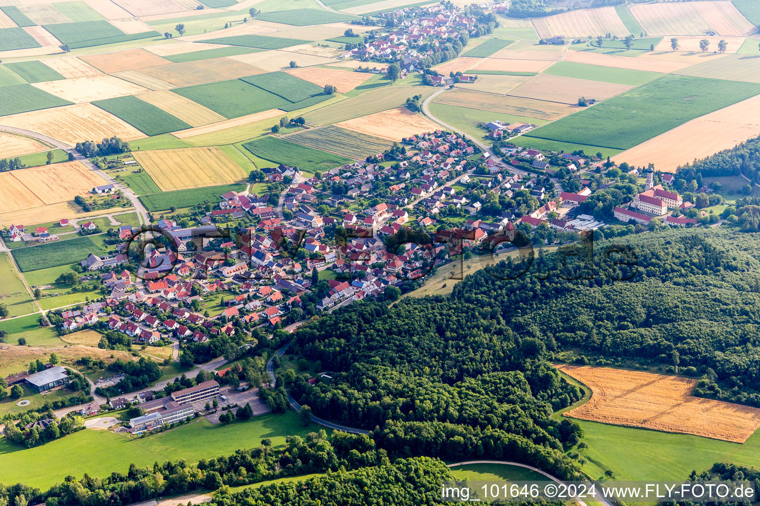 Vue aérienne de Mönchsdeggingen dans le département Bavière, Allemagne