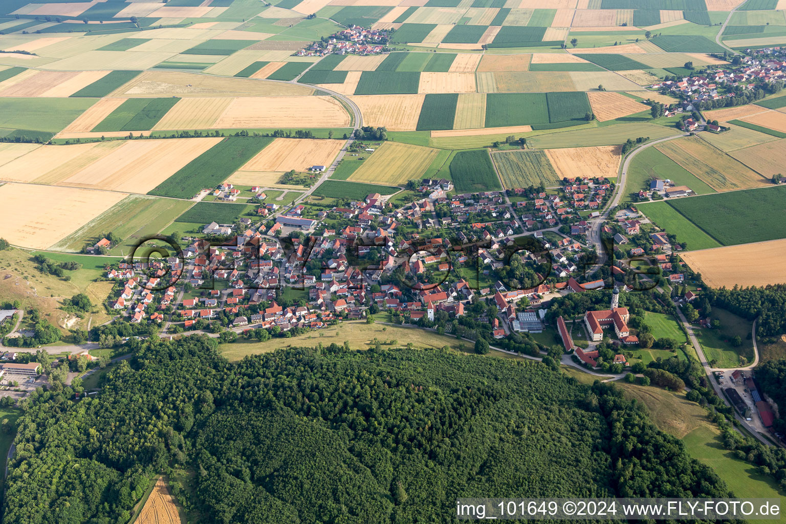 Vue aérienne de Champs agricoles et surfaces utilisables à Mönchsdeggingen dans le département Bavière, Allemagne