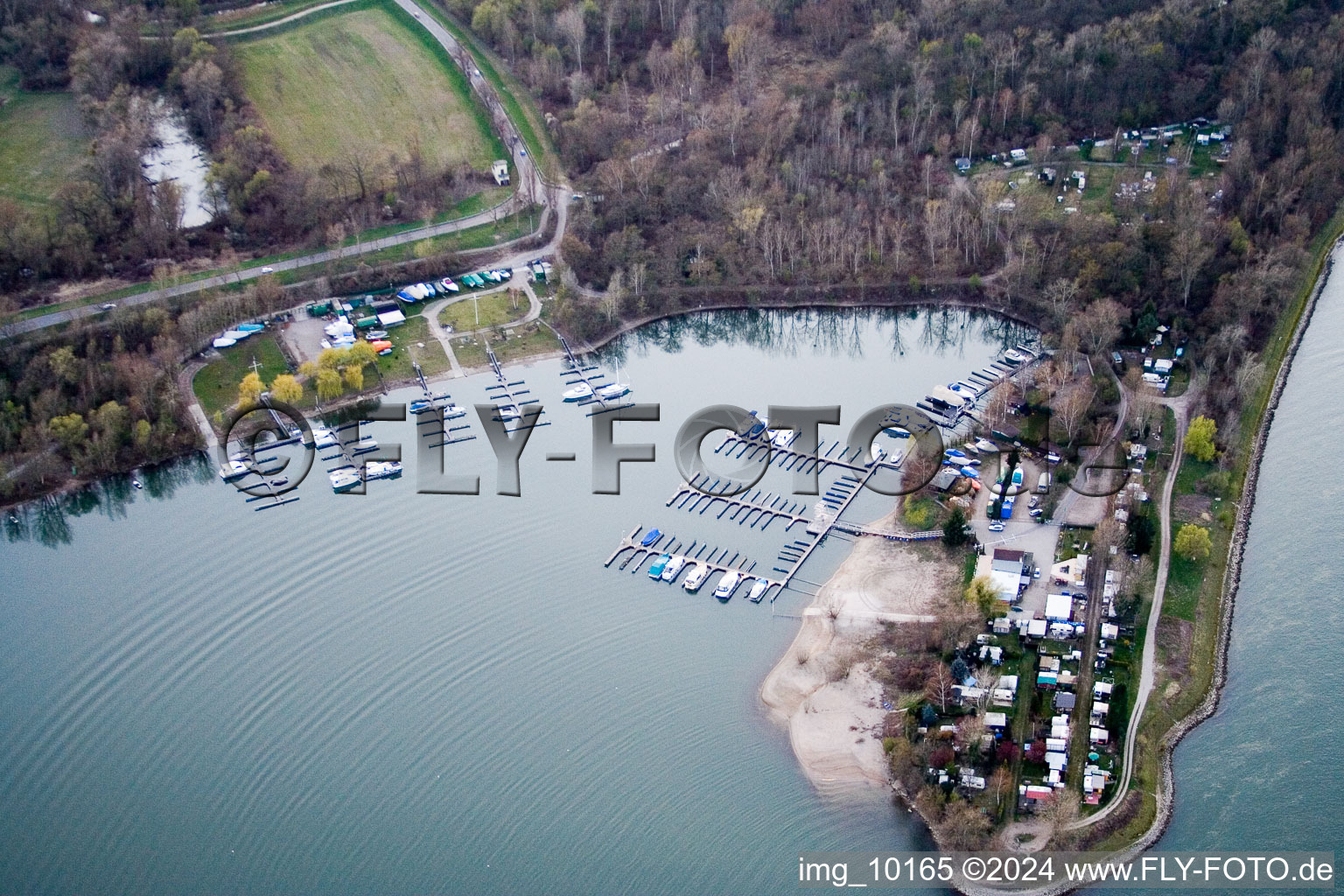 Lacs et zones riveraines avec campings et résidences de week-end dans la zone de loisirs Blaue Adria dans le district de Riedsiedlung à Altrip dans le département Rhénanie-Palatinat, Allemagne d'en haut